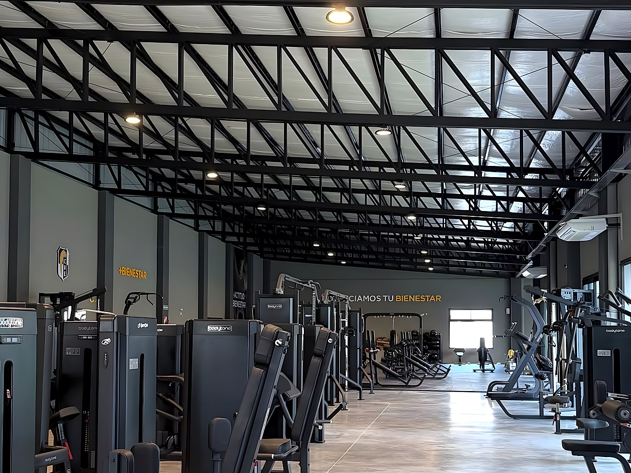 Estructura metálica reticulada de gran luz — nave deportiva Sport Club, Paraná